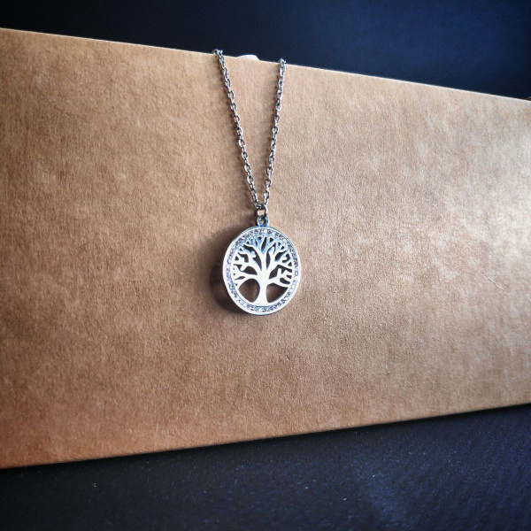 Подвеска "Дерево жизни" / Кулон 1,7 см. на цепочке с тремя камнями-стразами под серебро / Украшение женское на шею в обрамлении камней